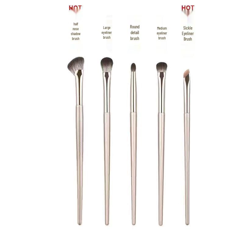 Set de 12 pensule de machiaj pentru sărbători: Peri moi pentru iluminator, fard de pleoape și blush.