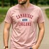 Cambridge Inghilterra Fondata 1209 Grafica Lettera Varsity T-shirt Unisex Girocollo Manica Corta Viaggio Fan Regalo Vacanze Maglietta
