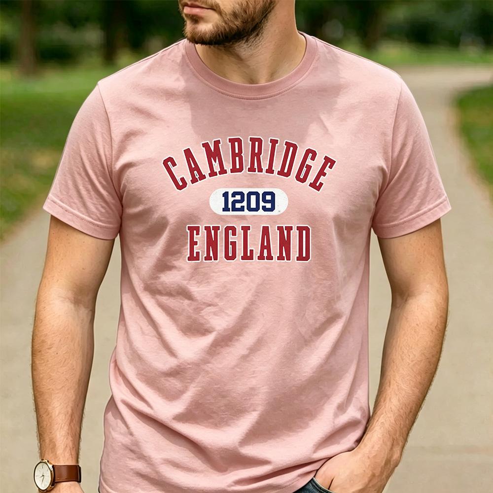 Cambridge Inghilterra Fondata 1209 Grafica Lettera Varsity T-shirt Unisex Girocollo Manica Corta Viaggio Fan Regalo Vacanze Maglietta