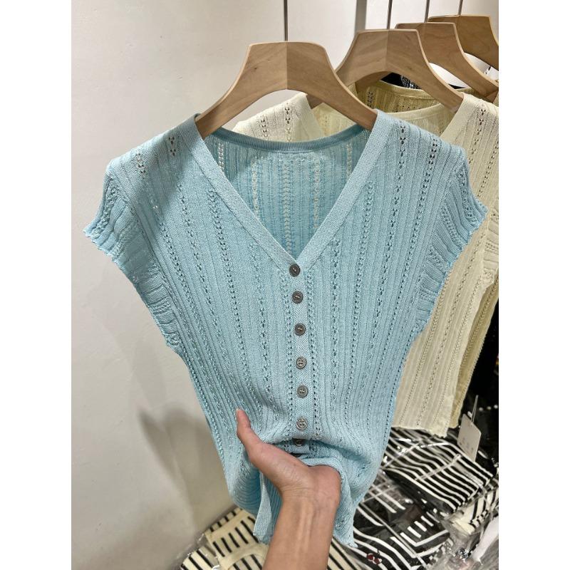 A Stylish V-neck, Hollowed-out Short-sleeved T-shirt for Women, A New Summer Thin Knitted Top That Is Slimming and Flattering