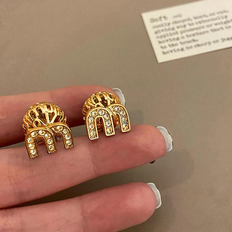 

ALTERA Роскошные серьги-пусеты с подвеской в виде круглого шарма и буквы M из кристаллов для женщин, новинка, модный дизайн, оригинальный циркон, подарки для вечеринки