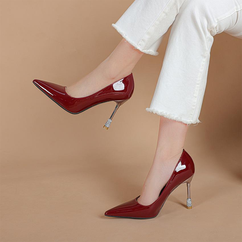 Spitze flache Mund High Heels für Damen Europäischer und Amerikanischer Stil Professionelle Lackleder High Heels