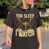 Retro Alien Shirt Du schläfst Ich schaue Amaze Shirt Sci-Fi Leser T-Shirt Buchliebhaber Geschenk Rocky Inspiriertes T-Shirt Unisex Unisex Baumwoll Tops