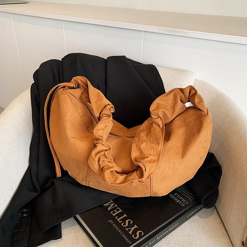 

Chic Korean-Style Large Capacity Dumpling Crossbody Bag for Women - Trendy and Versatile Shoulder Bag светло-коричневого