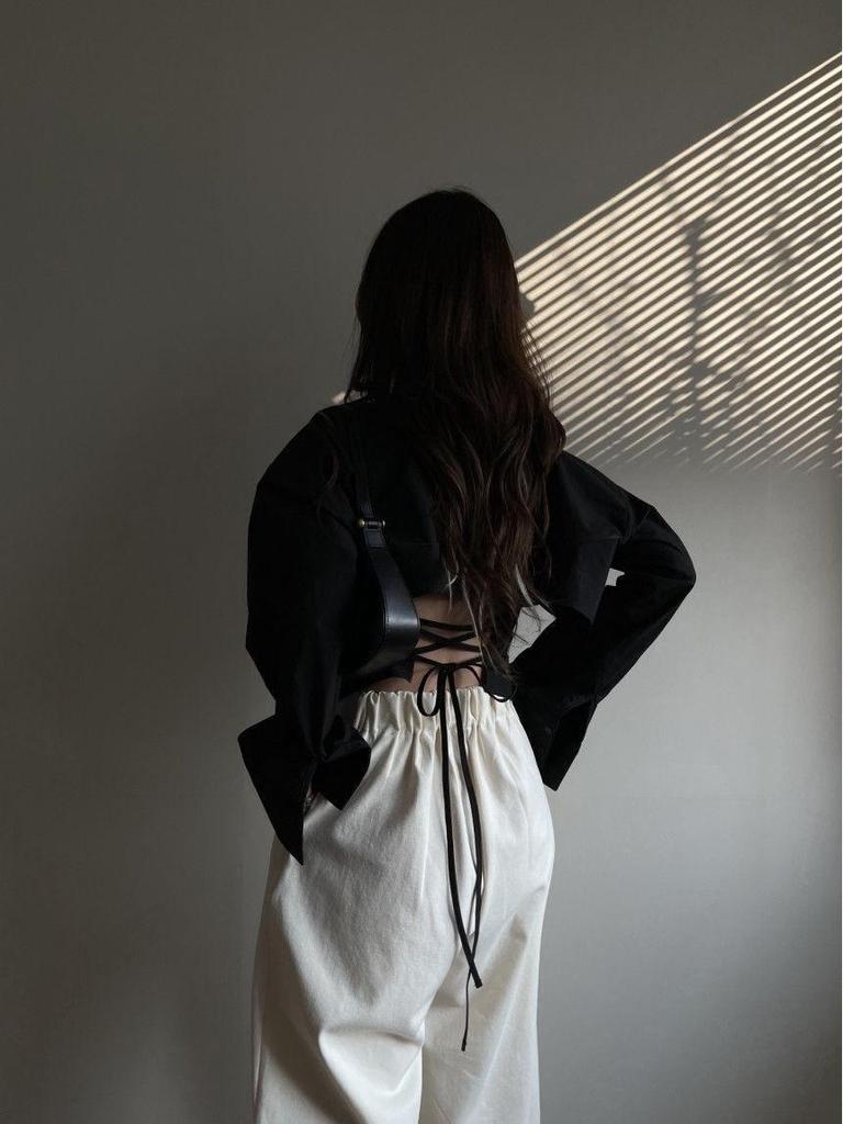 Korea 2025 Podzimní móda Slim Fit Halenka s odhalenými zády a křížovým vázáním, dlouhým rukávem a klasickým límečkem