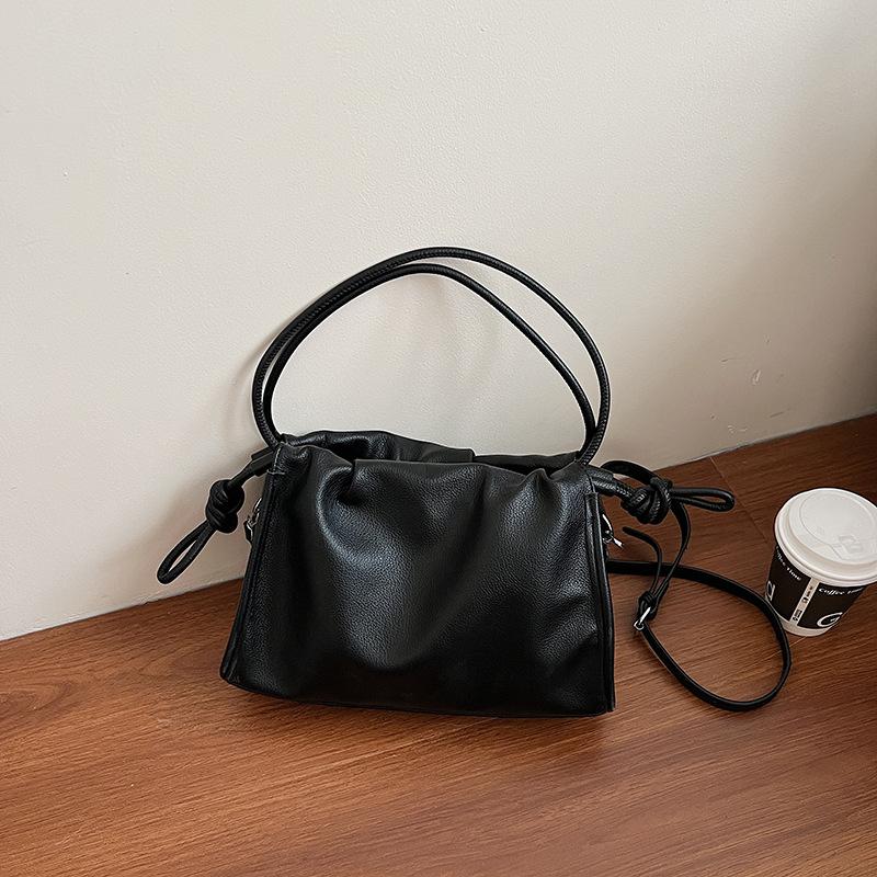 Nischdesign plisserad axelväska dam ny mångsidig litterär axelväska stor kapacitet messenger bag