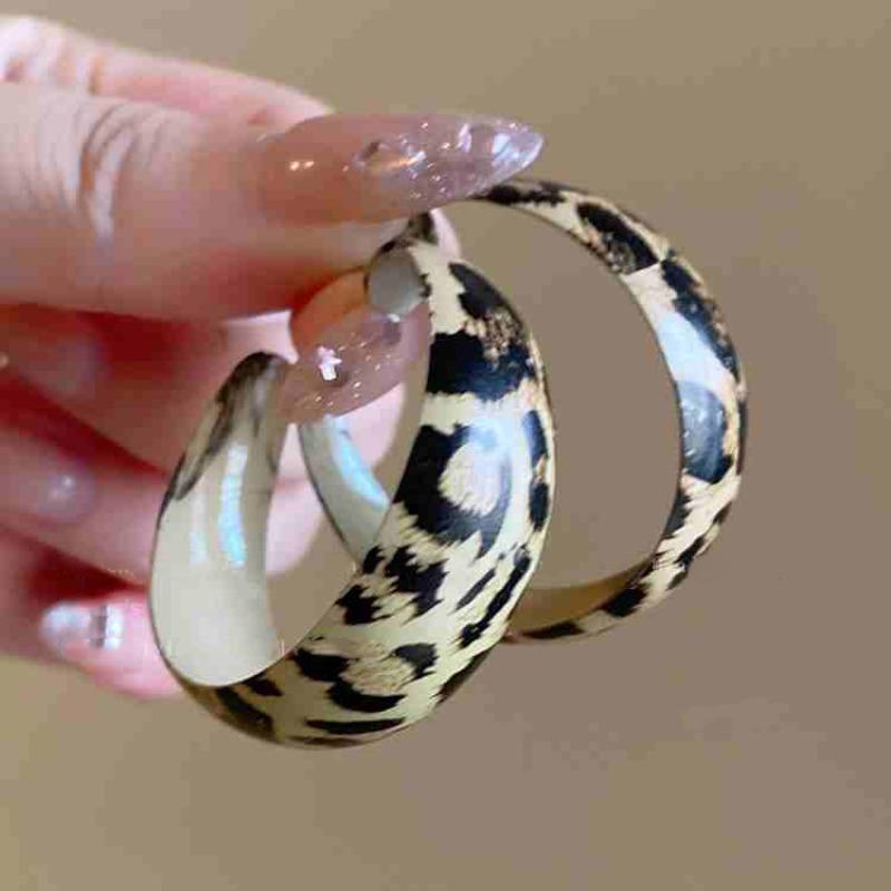 Retro style silver needle leather leopard print geometric circle earrings European and American earrings fashion niche design earrings
