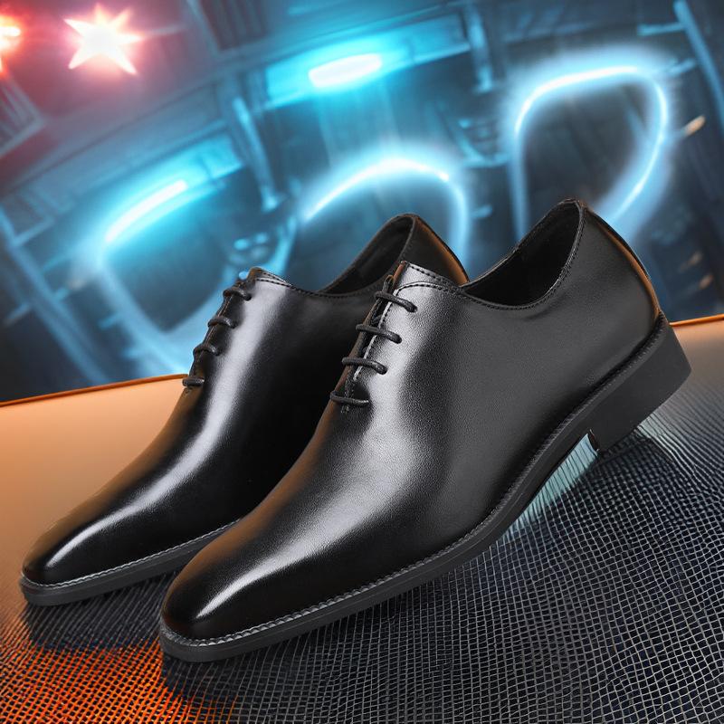 

2025 autumn new men s shoes large size British business dress youth versatile pointed lace-up casual men s leather shoes 39