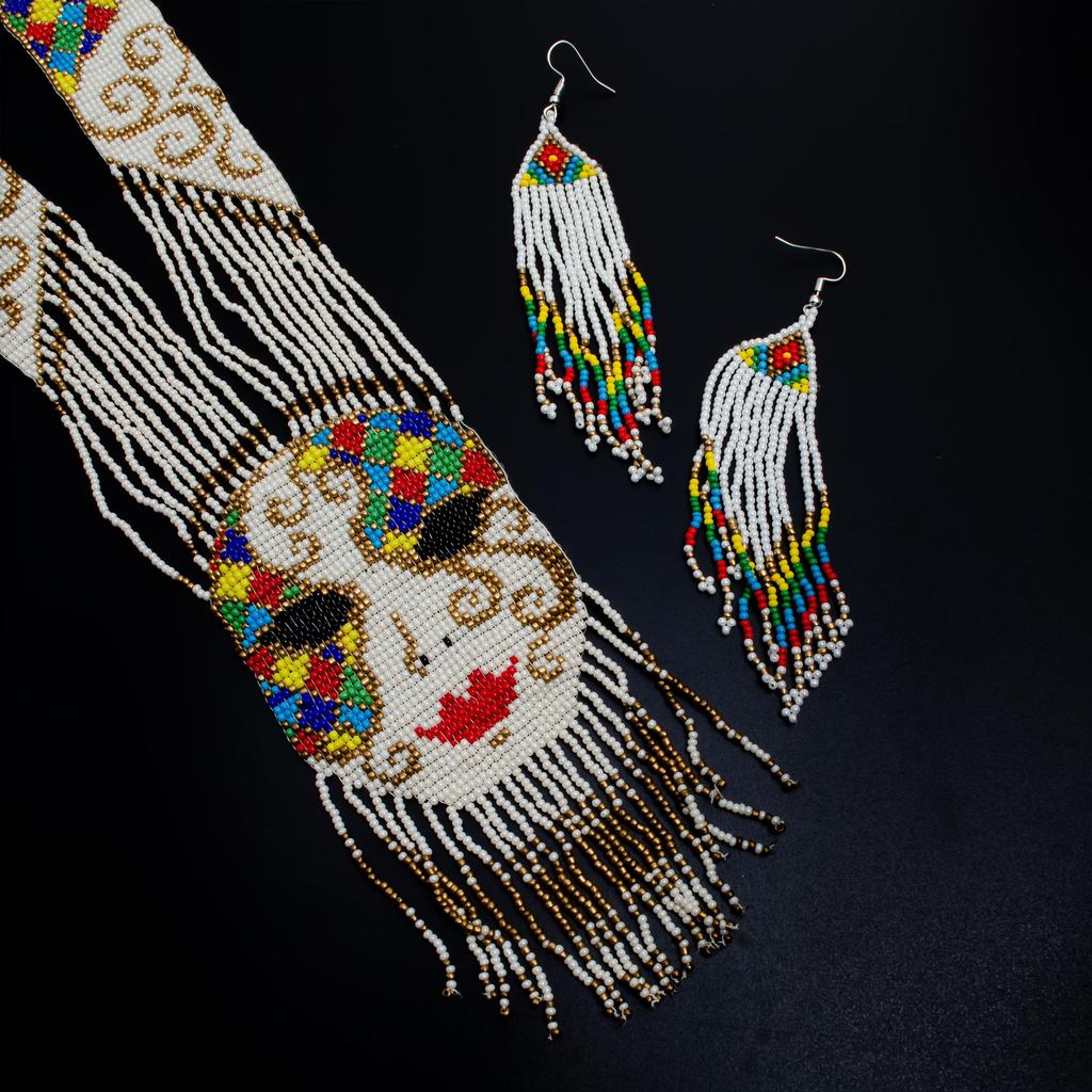 Naszyjnik z koralików seed z abstrakcyjną twarzą kobiety: Wielobarwna biżuteria hippisowska