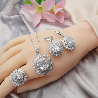 Modeschmuck Sonnenblume Zirkon Halskette Ohrringe Ring Armband Set aus drei Teilen.