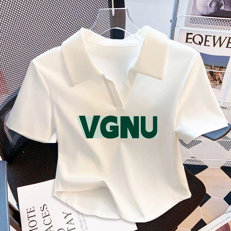 Polo de damă alb din bumbac cu gât în V franțuzesc, umeri drepți și mâneci scurte