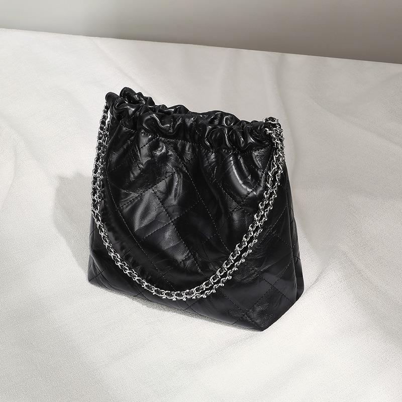 Bag women's autumn and winter new leather bucket bag messenger bag large capacity chain bag commuter shoulder bag