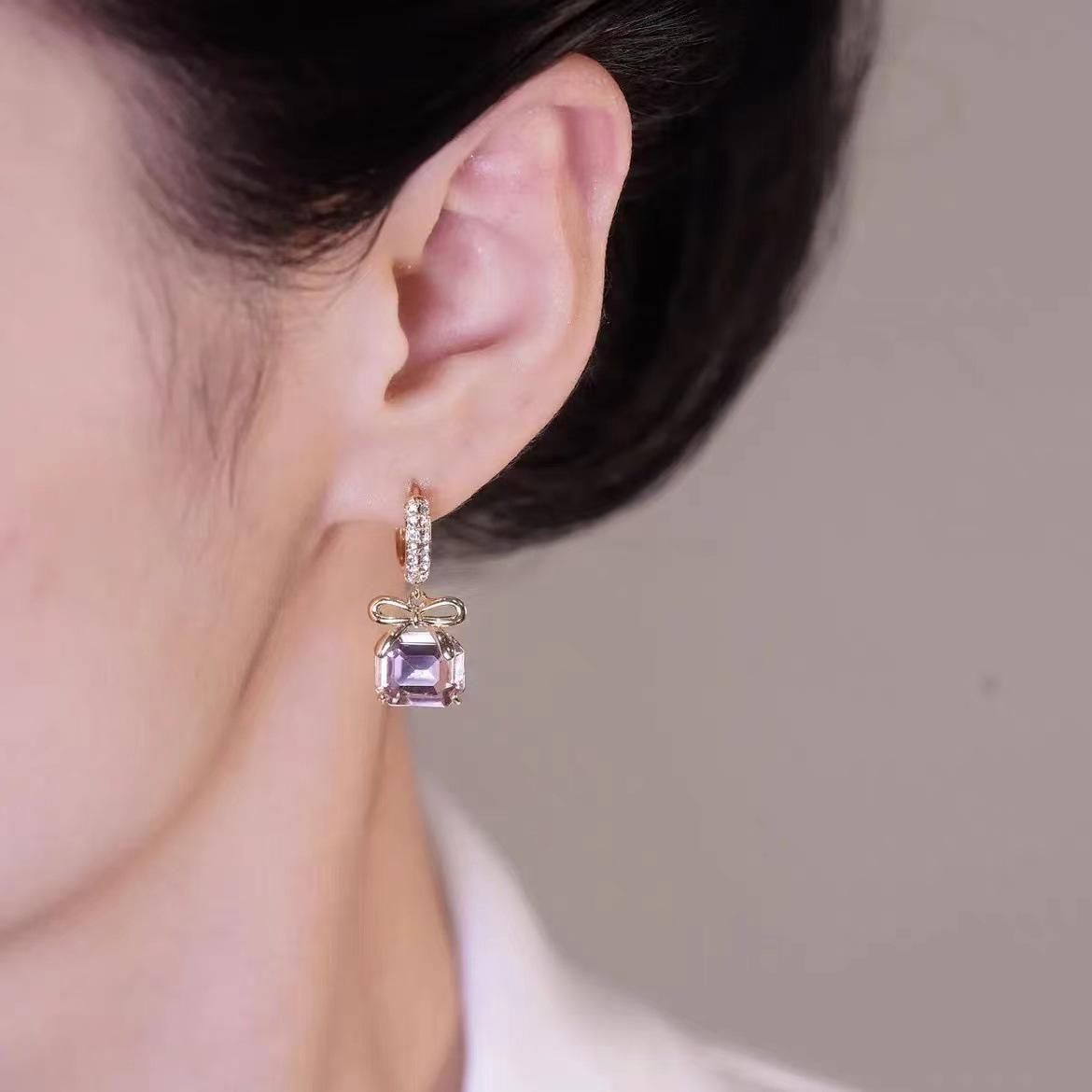 

Серьги-каффы с цирконием в виде бантика: Модные серьги 2022 года для женщин фиолетовый