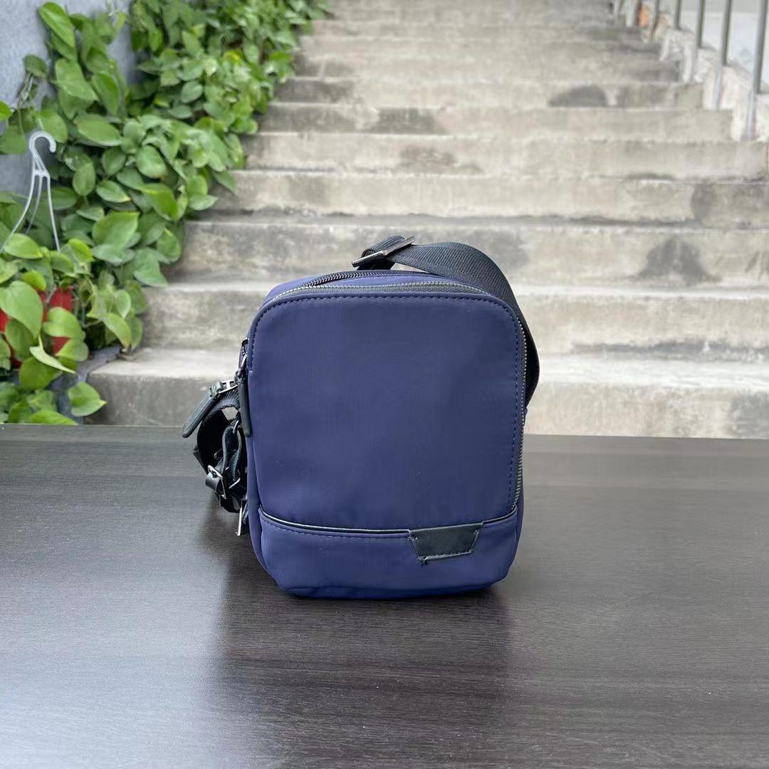 

Чоловіча сучасна сумка кросбоді на плече серії Harrison 6602030D темно-синього кольору