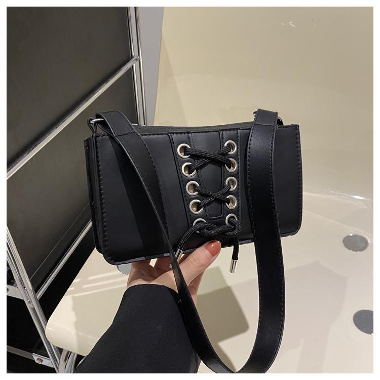 

Популярная в этом году модная корейская версия женской сумки через плечо 2024 весна новая универсальная ins сумка под мышкой текстурная маленькая квадратная сумка чёрный