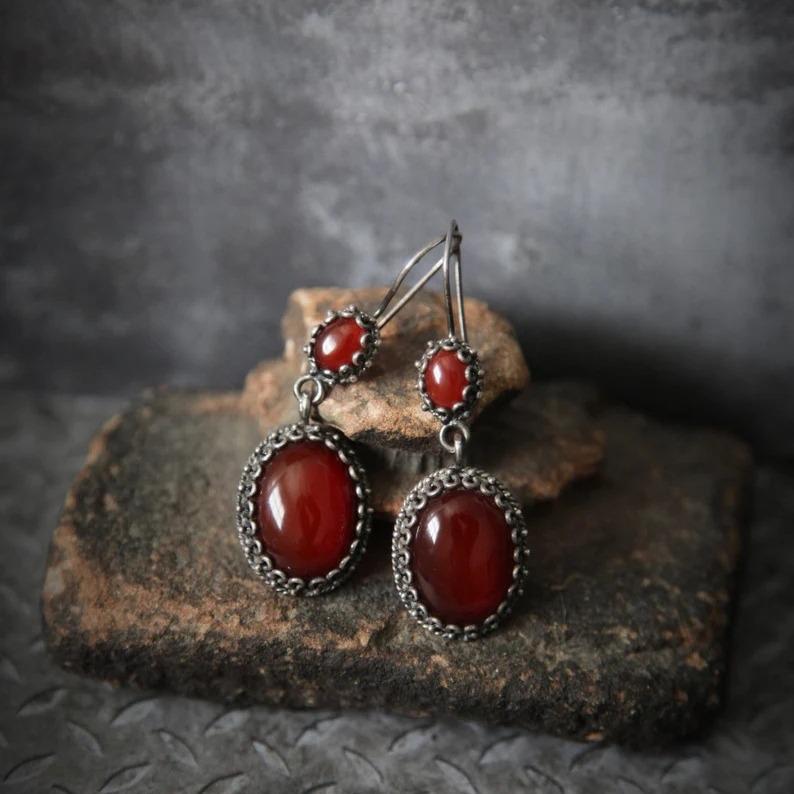 He Cheng Retro Baroque Red Stud Earrings for Women - Elegant Long Dangle Design