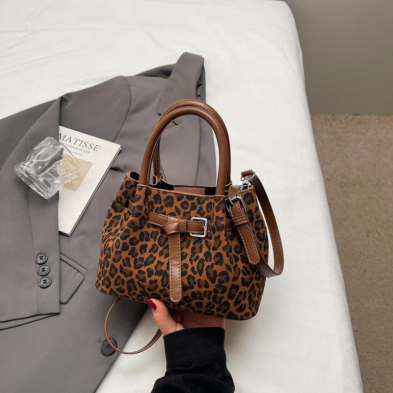 Leopard print bag women's autumn and winter 2025 new versatile niche design shoulder messenger bag popular portable bucket bag