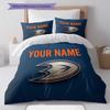 Personalisierter Name, Anaheim Ducks Muster Bettwäsche Heimdekoration Geburtstagsgeschenk ( 1 Bettbezug + 2 Kissenbezüge, ohne Füllung),Fanartikel.