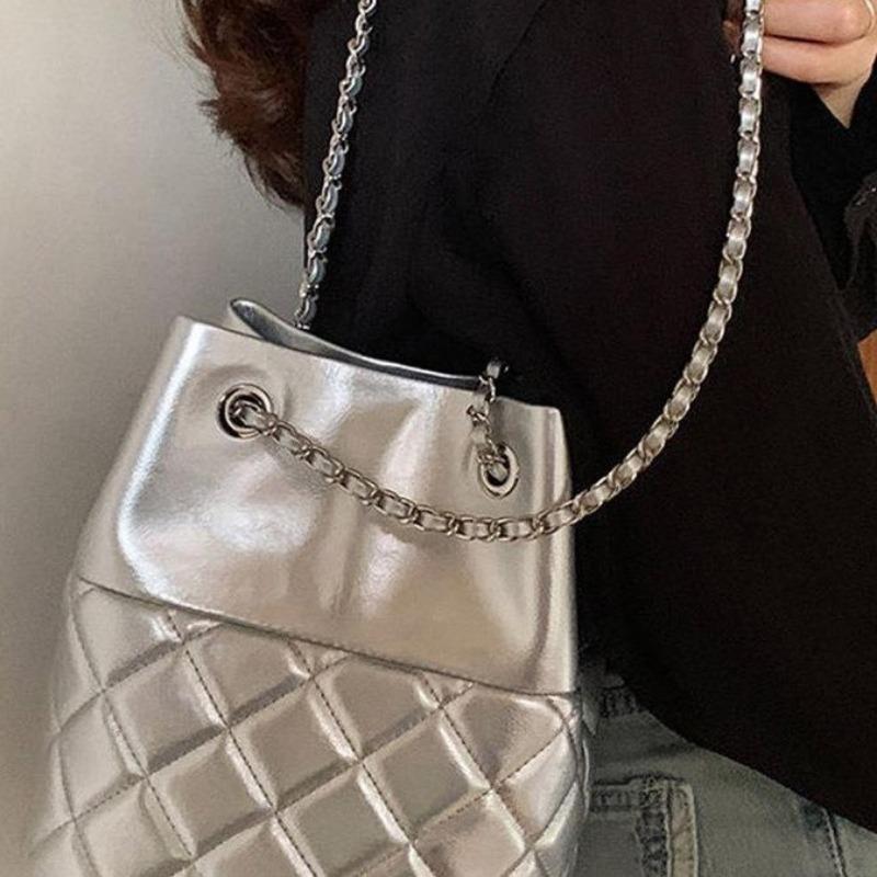 Esta Bolsa Balde de Corrente de Alta Qualidade é uma Bolsa Transversal de Ombro Único Versátil para o Deslocamento Fashion Feminino