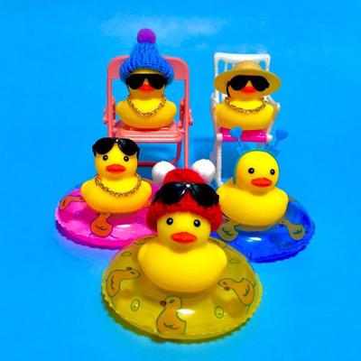 Kachní Ozdoby na Palubní Desku Auta Gumová Kachnička Ozdoby do Auta Cool Kachní Doplňky s Mini Plavacím Kruhem Slunečním Kloboukem Náhrdelníkem a Slunečními Brýlemi