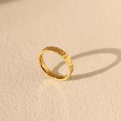 "Χειροποίητο δαχτυλίδι από ατσάλι τιτανίου με σφυρηλάτηση με υφή κυματισμού νερού και φινίρισμα χρυσού 8 καρατίων"