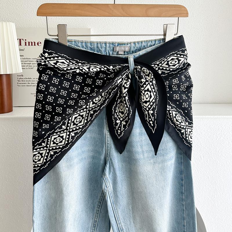 Black and white retro cashew flower triangle scarf silk scarf female Korean version temperament versatile stacked wear waist fart curtain bag head