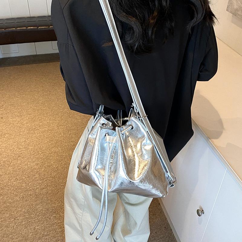 Bag summer women's new underarm feeling bag niche fashion pleated drawstring bag simple messenger bag