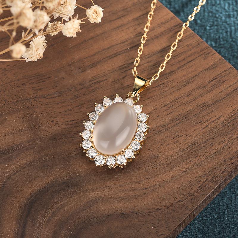 Elegantní náhrdelník ve stylu Lady Di s plným osazením diamanty a bílou nefritovou intarzií - Módní, všestranný a luxusní.
