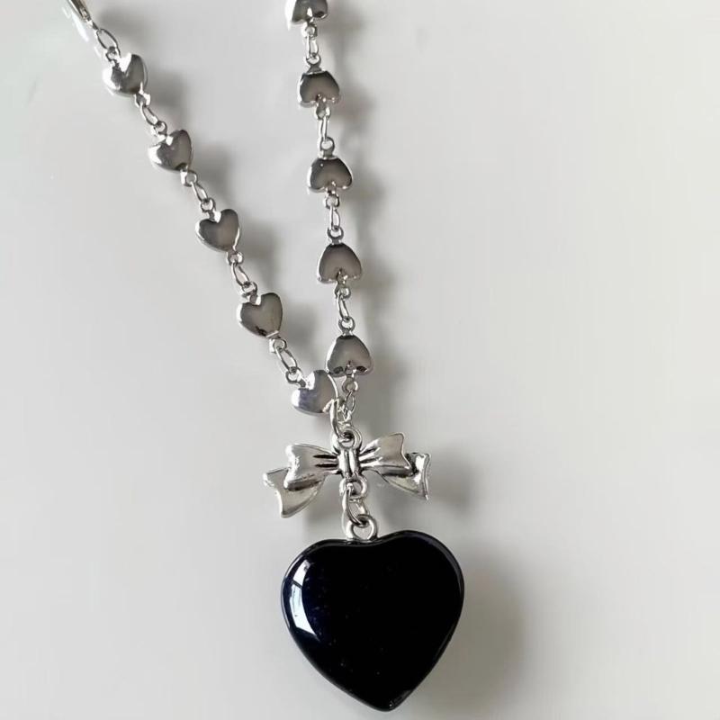 Chic Heart Pendant Necklace Sturdy Alloy Jewelry Elegant Clavicle Chain Perfect For Daily Wear Parties Gifts