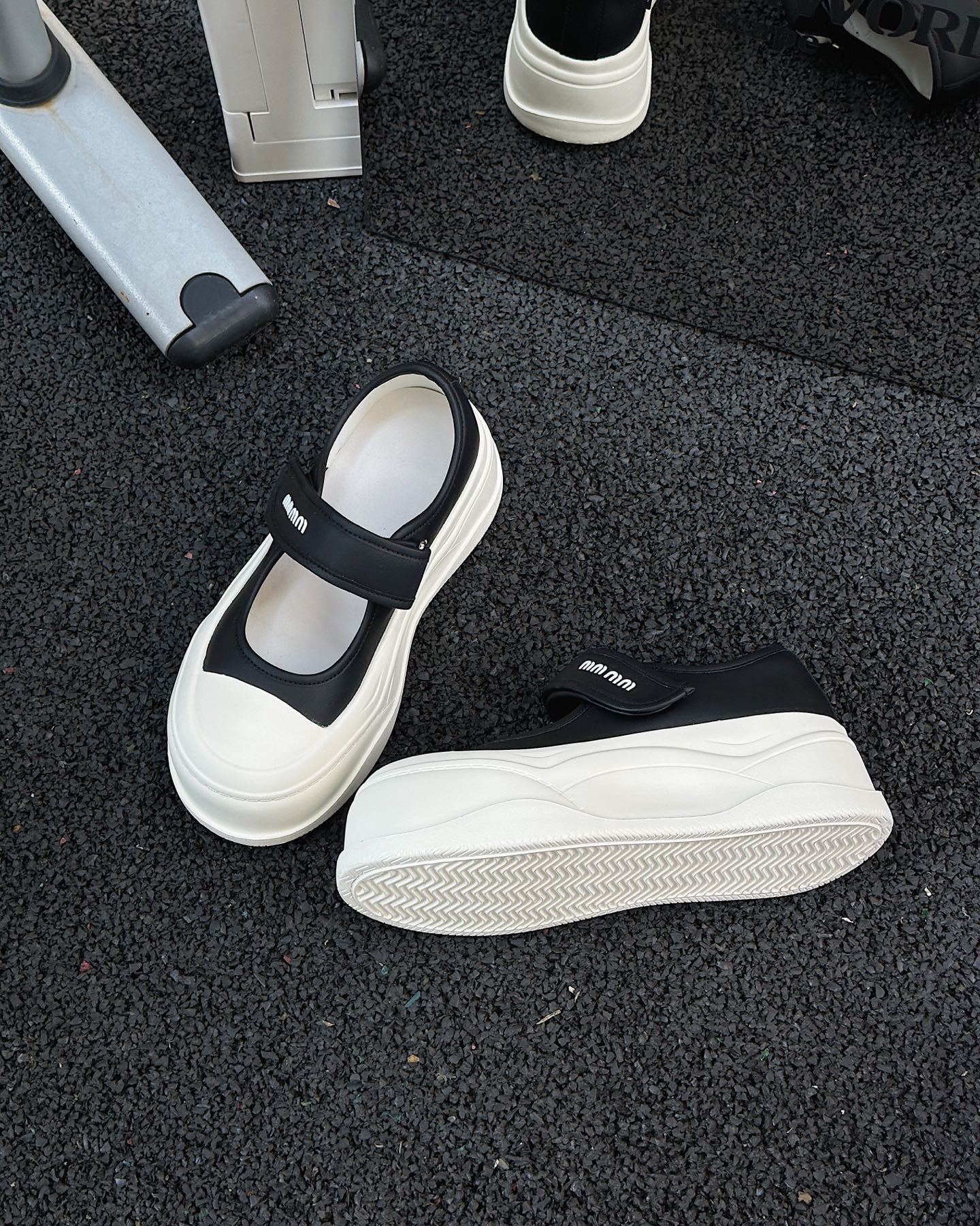 

European soft leather big head muffin platform white shoes women s versatile Velcro small man height increase casual Mary Jane shoes 35