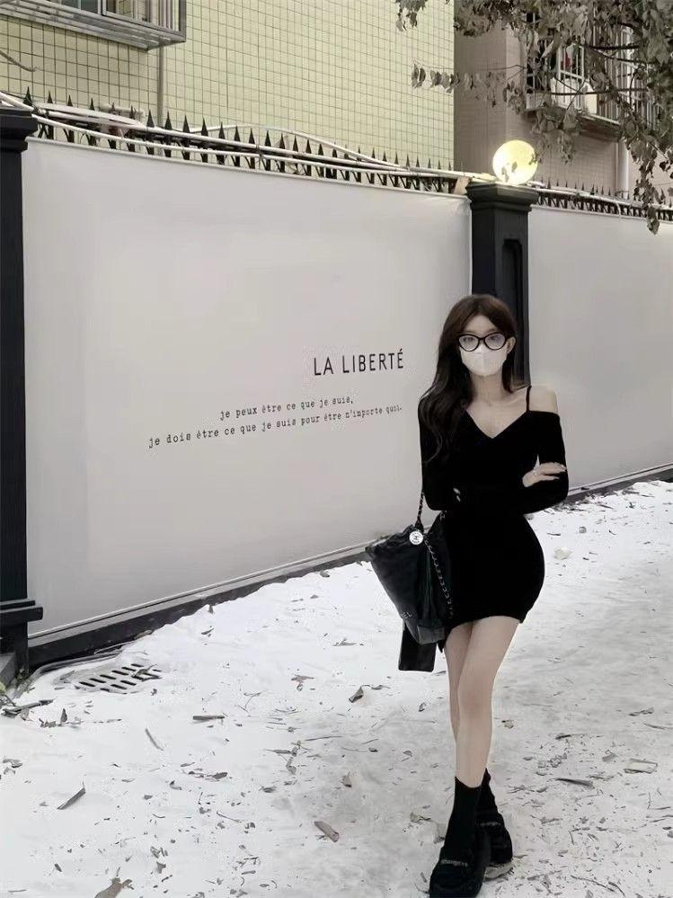 The Minister Under the Skirt, Irregular Waist Dress In Autumn and Winter, Women's Sexy V-neck Off-the-shoulder Thin Hip-wrapped Short Skirt