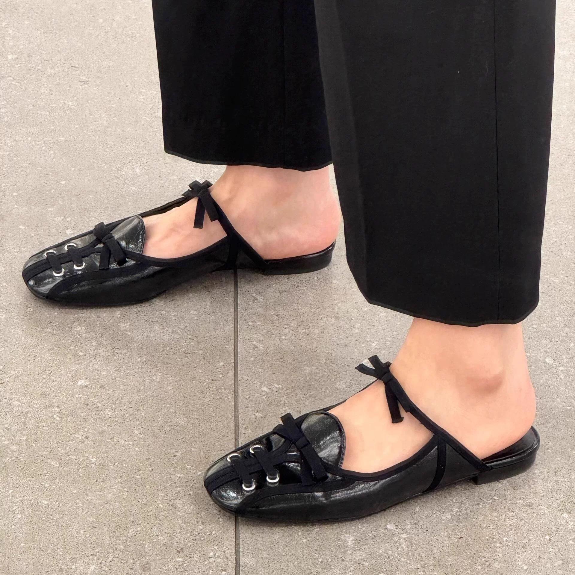 

Кожаная корейская версия сумка-бант голова полушлепанцы женская уличная обувь 2025 новая весенне-летняя модная обувь на плоской подошве сандалии мюли 40 чёрный