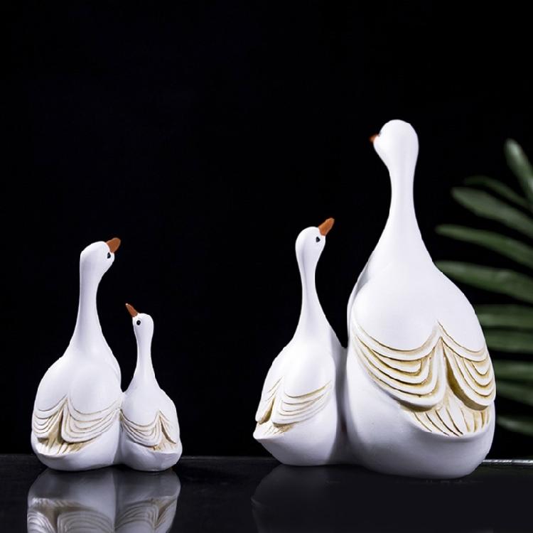 Artistic Duck and Duckling Sculpture for Yard Decoration Quality Resins for Patioes and Entrances