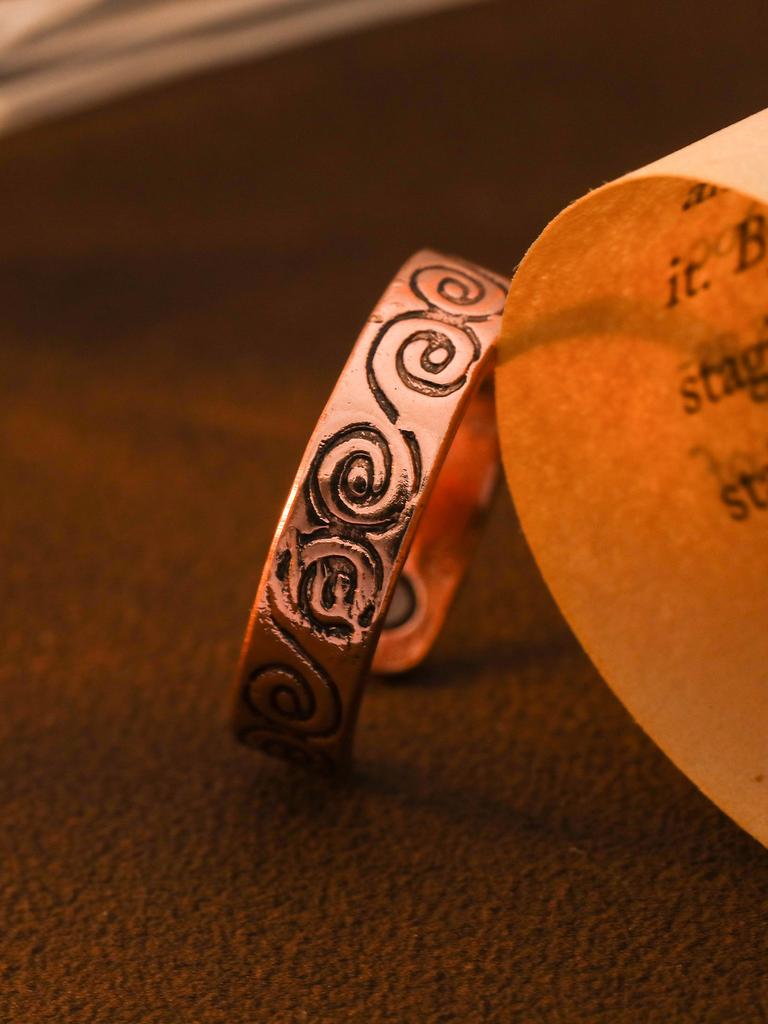 Miedziany Magnes Retro Pierścionek Modowy Atmosferyczny Wysoki Smak Wygrawerowany Wzór Totem Otwierany Pierścionek
