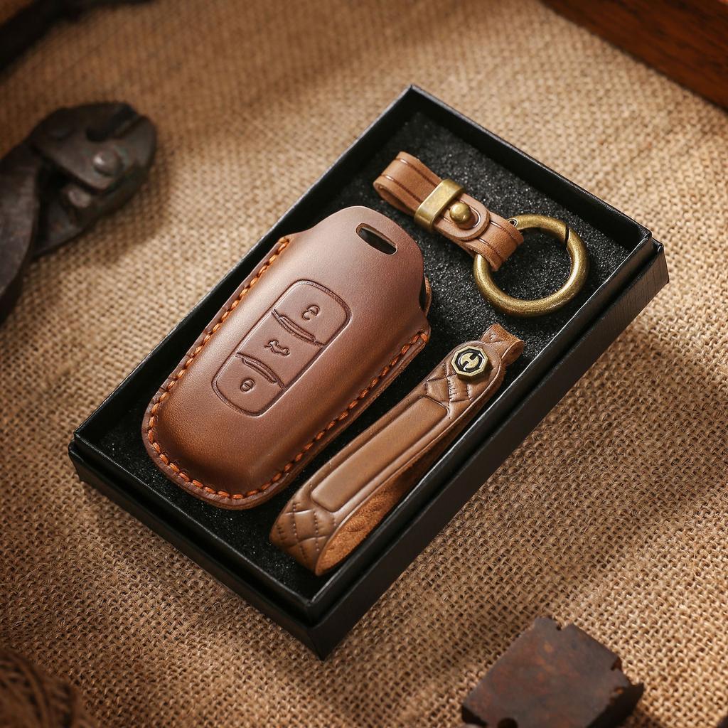 The new retro key cover is suitable for the old Geely car real cowhide pure handmade key protection case ring.