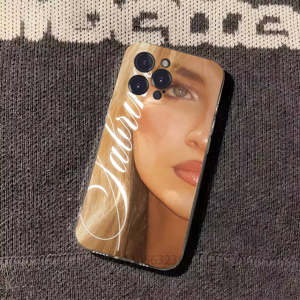 S-sabrina C-Carpenter Cartoon Handyhüllen Für iPhone 17 16 15 14 13 12 11 Pro Max Plus Luxus Kamera Schutz Kunststoff