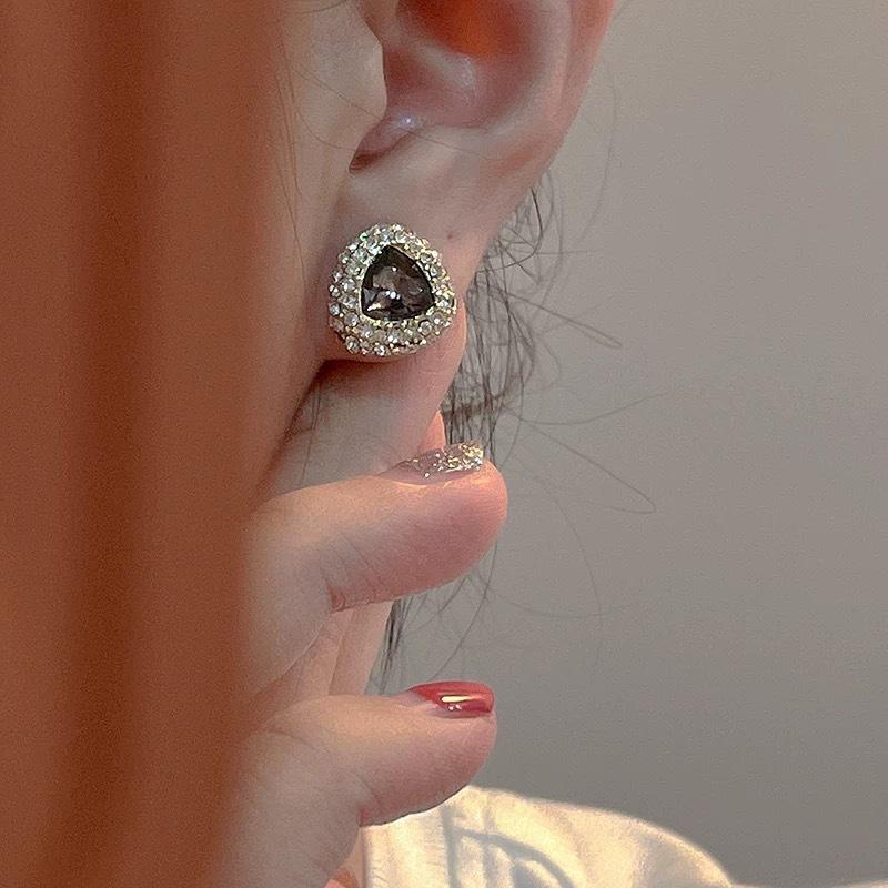 Retro black zircon stud earrings for women's niche light luxury simple design high-end autumn and winter versatile earrings women's ear jewelry