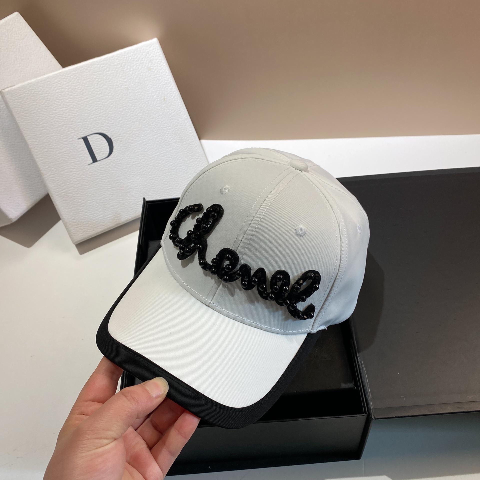 Xiaoxiangfeng Pearl Letter Cap Spring And Summer Outdoor Sunscreen Face Cover Sports Cap Versatile Black And White Baseball Cap Adjustable белый