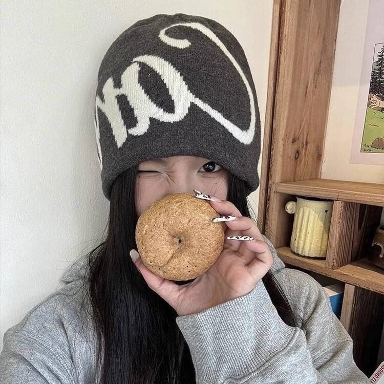 

American street letter jacquard double-sided knitted hat, the same hip-hop style pullover hat for men and women, autumn and winter warm wool hat L（58-60cm） сірий колір