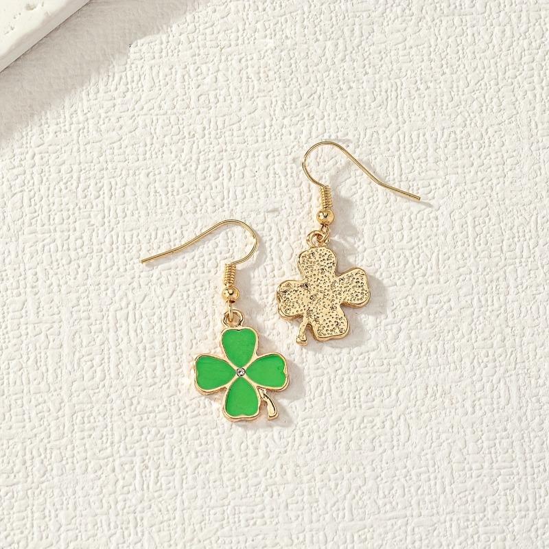 A Pair of Stylish Four-leaf Clover Lucky Green Earrings Cute Elegant Retro for Friends