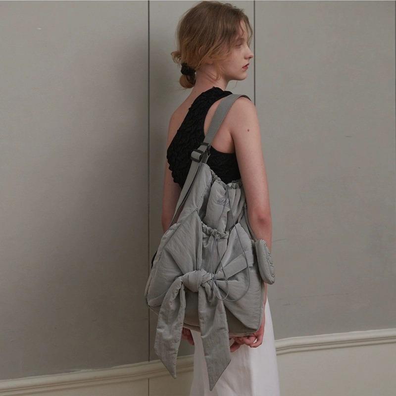 

The Bow Strap Is Suitable for Both Shoulder and Shoulder Use It Is A Casual Bag with A Large Capacity світло-сірого кольору