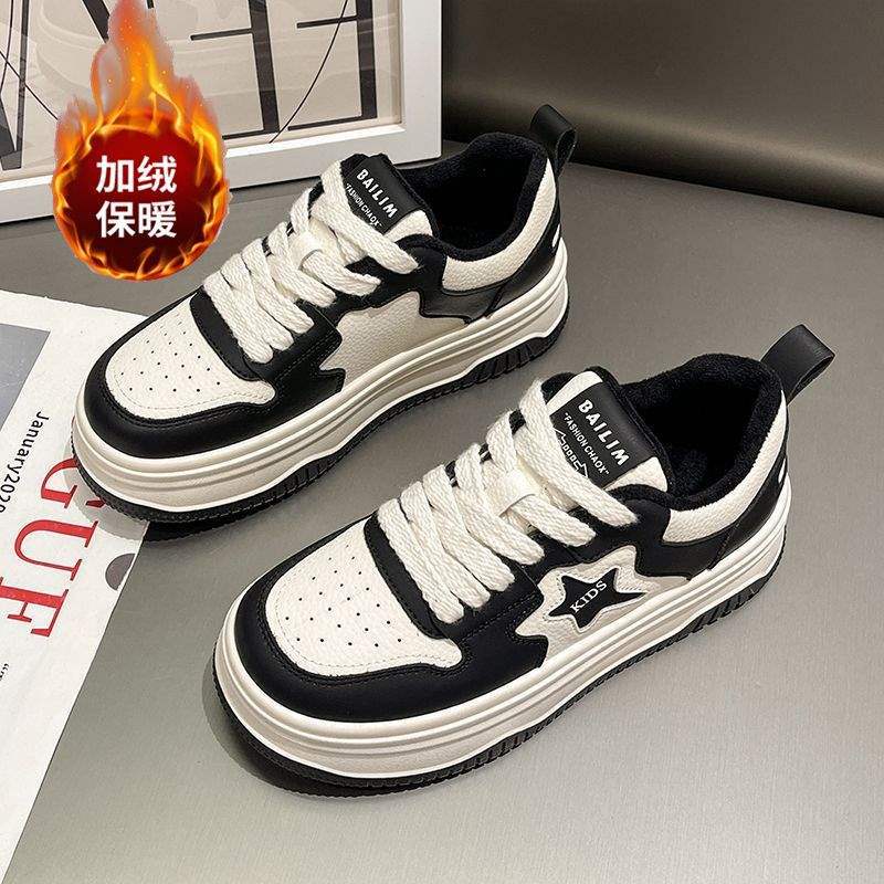 Super fire velvet little white shoes 2025 new autumn and winter thick baseplate shoes versatile black and white star panda shoes ins tide