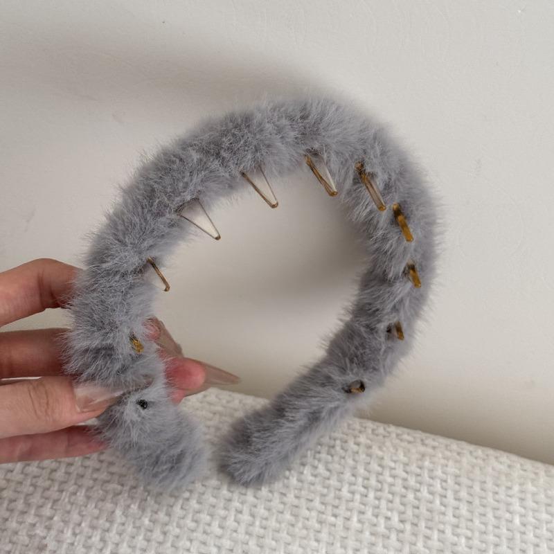 Winter and Autumn Velvet Beaded High-crown Hairband with Fluffy Bristles - A Versatile Hairband That Suits Any Style, Exuding An Elegant Air.