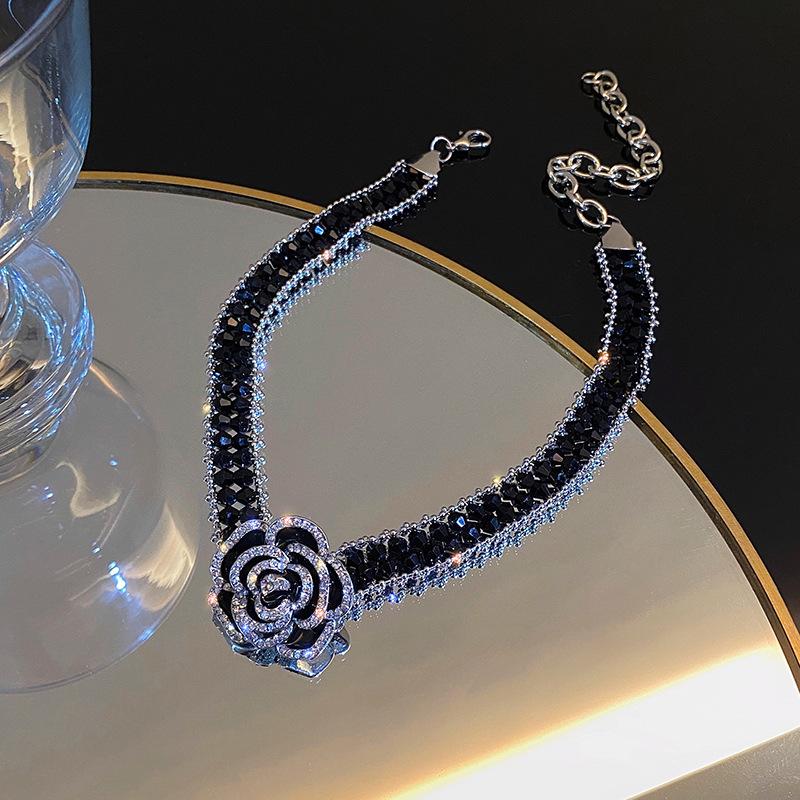 

This Diamond-encrusted Rose Crystal Necklace Features A Trendy and Light Luxury Design. It Is A Unique and Niche Collarbone Chain