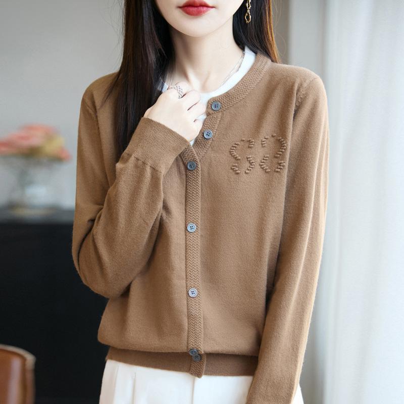 Nuevo suéter de punto de cuello redondo de manga larga para mujer, conjunto de dos piezas con top de imitación de dos colores para otoño e invierno.