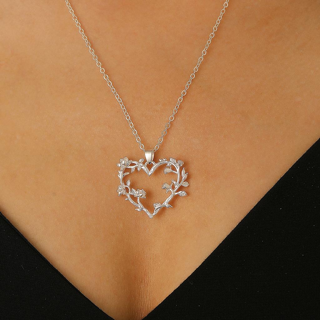 1Pc Golden‑Tone Hollow Heart Rose Flower Pendant Necklace Vintage Floral Delicate Adjustable Chain Fashion Jewelry for Women