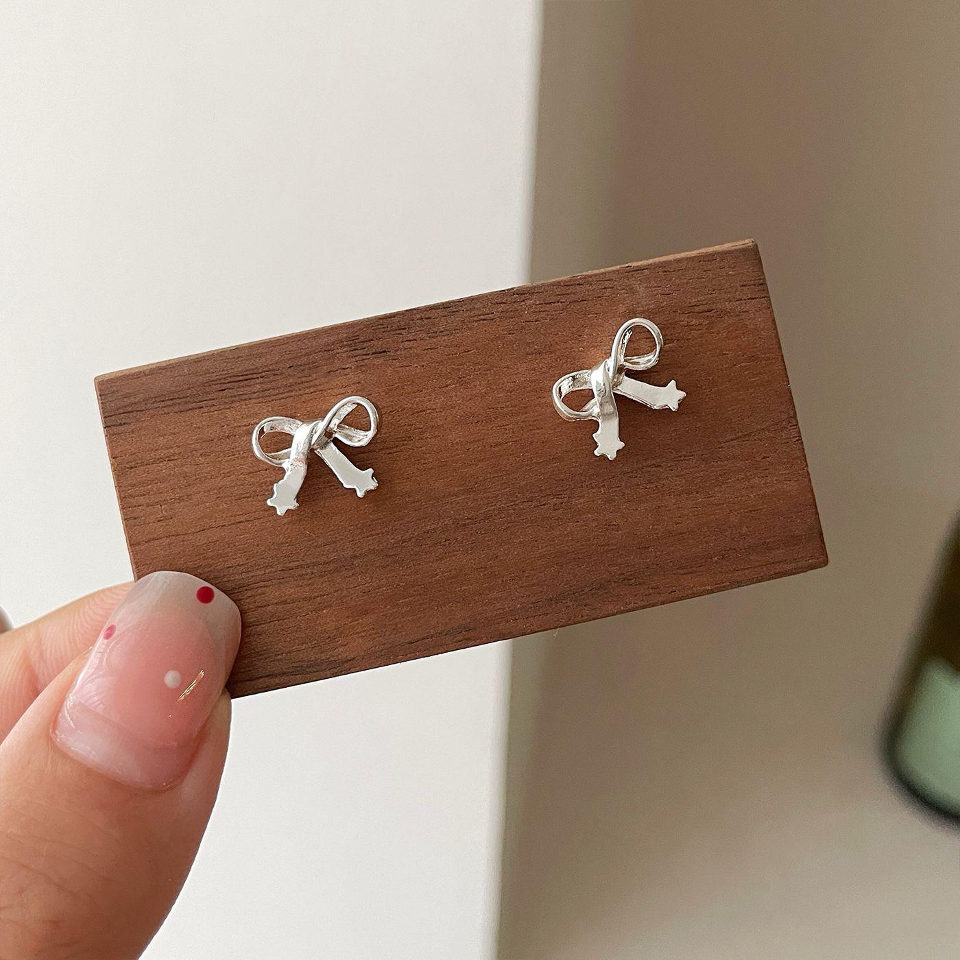 

Элегантные серебряные серьги-бантики с жемчугом для женщин — минималистичный, универсальный дизайн