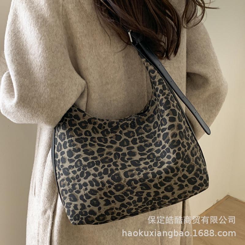 Leopard print canvas bag women's large capacity 2025 new autumn and winter versatile shoulder underarm bag college student class tote bag