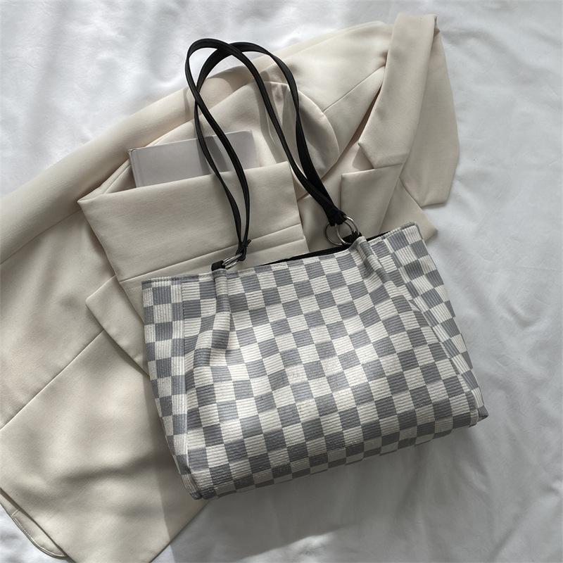 

Шахматная модная сумка большой вместимости 2025 весна новая универсальная ins сумка на плечо подмышку сумка-тоут тренд серый