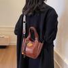 Portable bucket bag, popular shoulder tote bag, autumn and winter fashion versatile messenger bag, trendy versatile portable women's bag